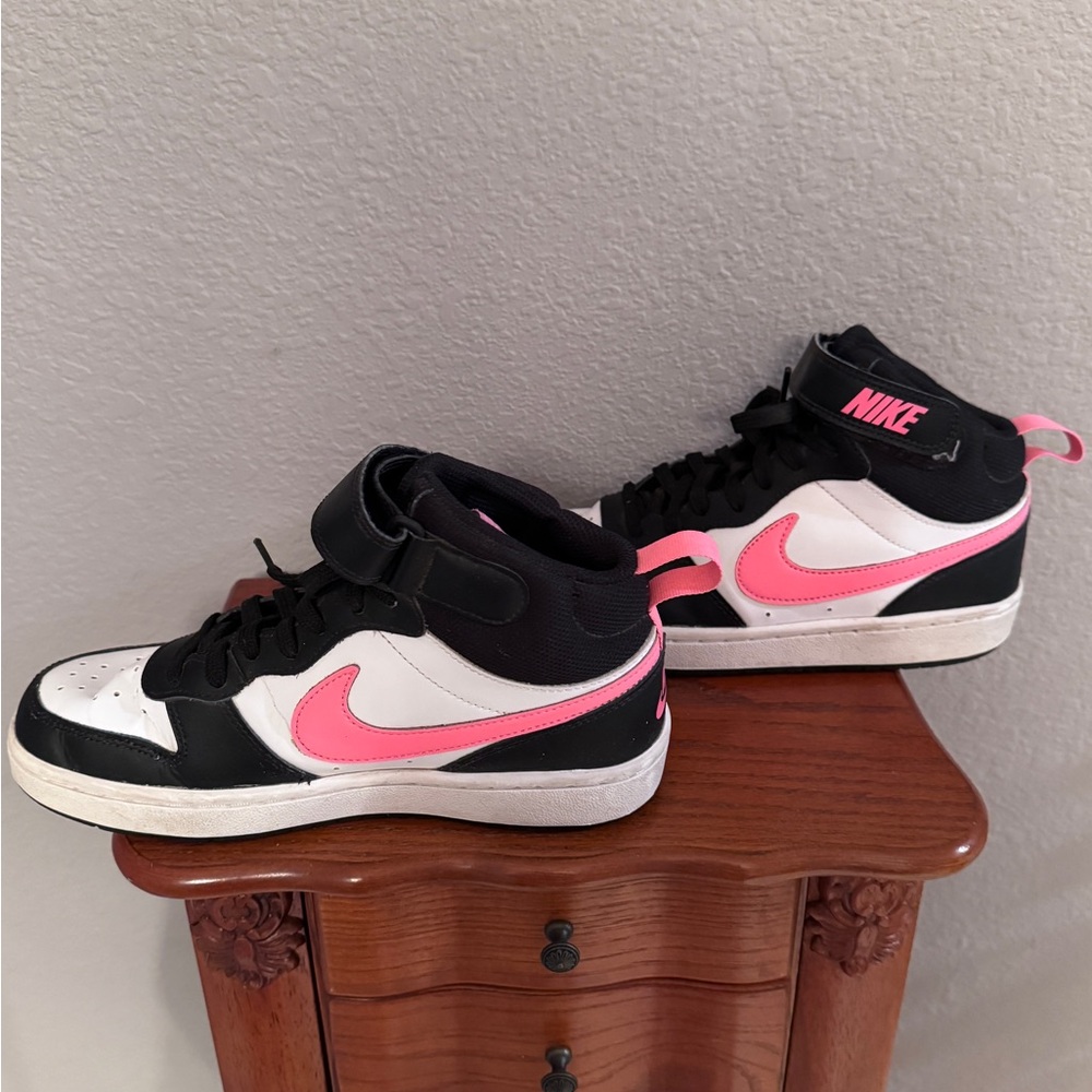 NIKE Court Borough Mid 2~Size 5.5 Youth girls
Excellent condition💗🖤